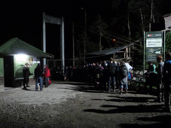 A fila para entrar na trilha para Machu Picchu, no Peru, já está grande antes mesmo das 5 da manhã